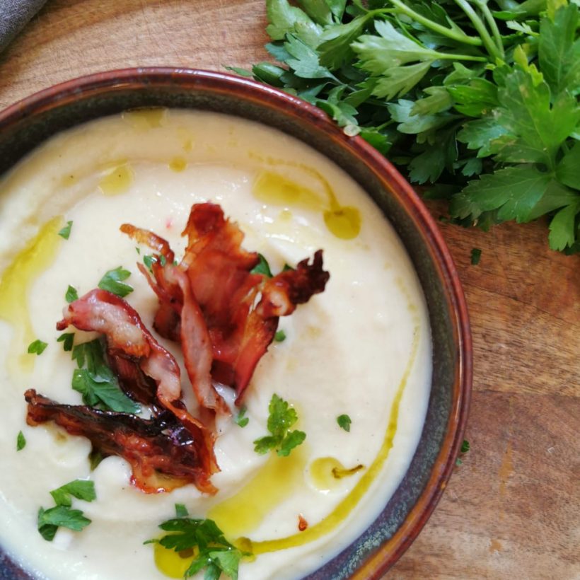 Velouté de panais et chips de lard