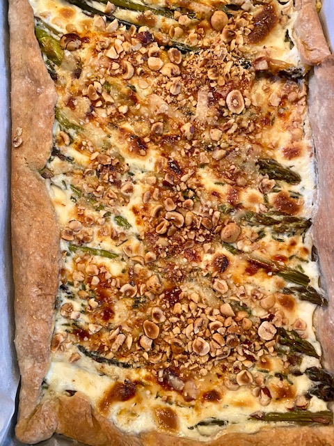 Tarte aux asperges vertes & noisettes